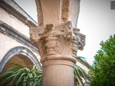 ...foglie d�acanto con coppe sovrastate da delfini
